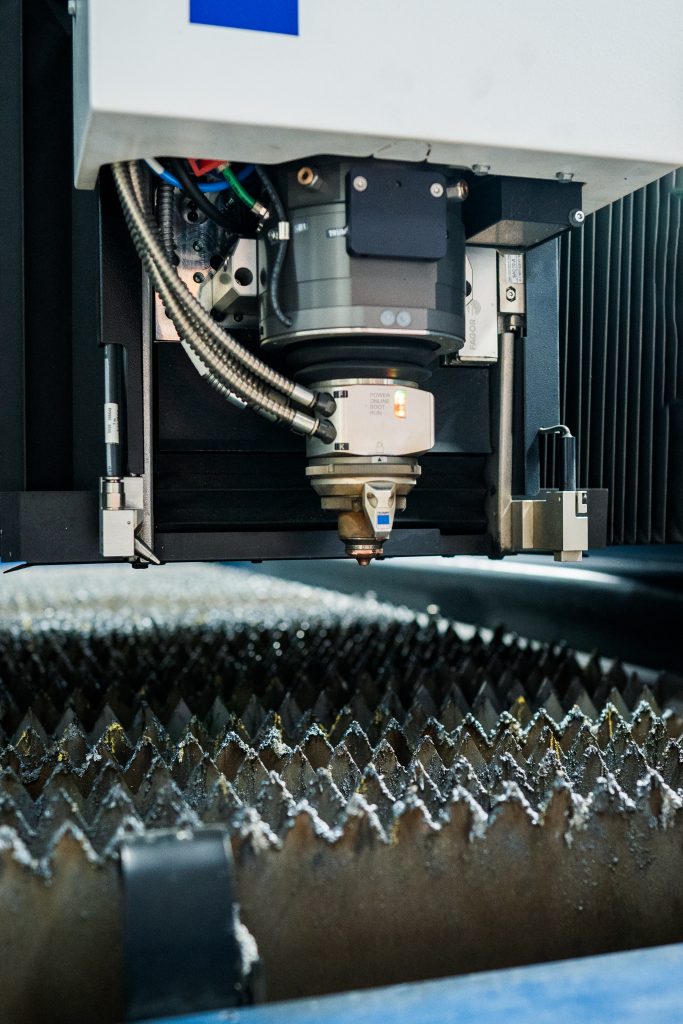 Schneidkopf der Trumpf TruLaser 5030 fiber über dem Schneidrost