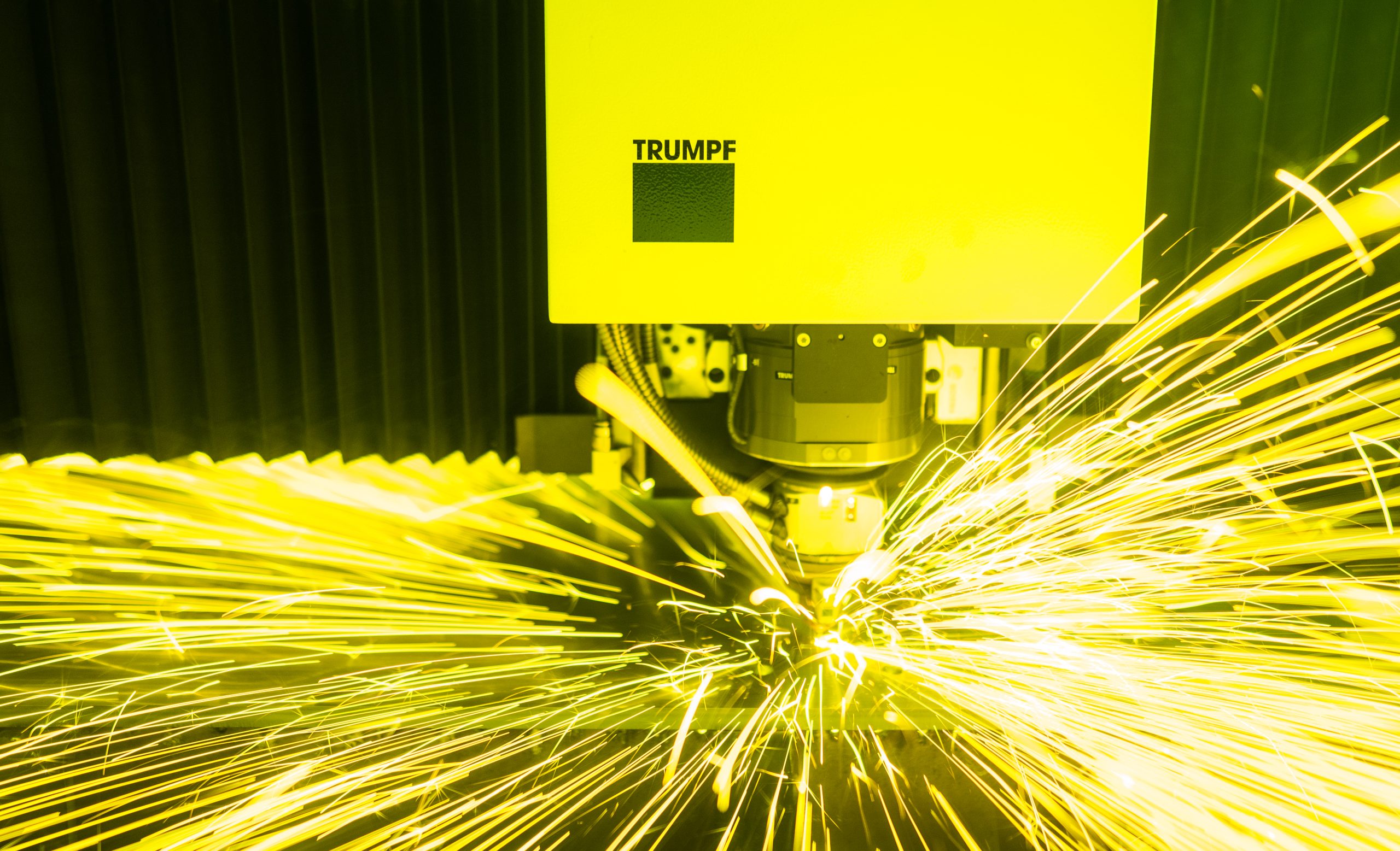 Trumpf TruLaser 5030 fiber beim Schneiden von dickem Blech