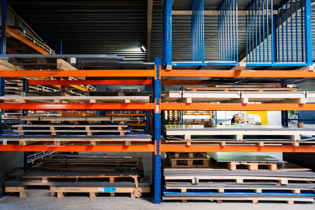 Blechlager mit Tafeln aus Stahl, Edelstahl und Aluminium bei BeHe Lasertechnik